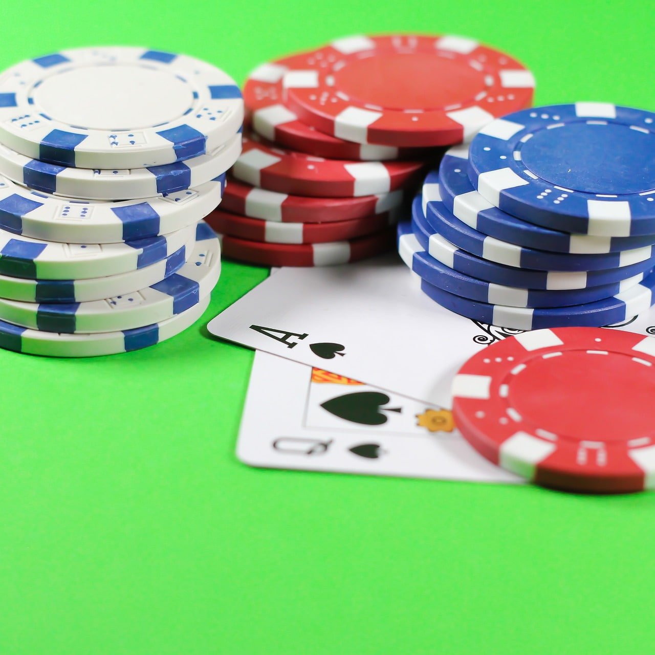Meja Three Card Poker live dengan dealer profesional di studio rpvip8